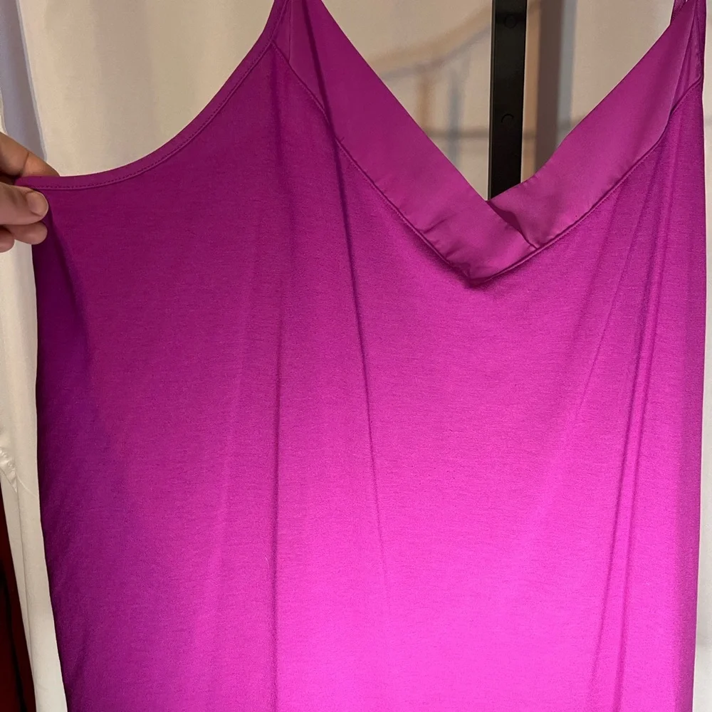 V-neck cami with delicate neckline detail - Picture 3 of 7